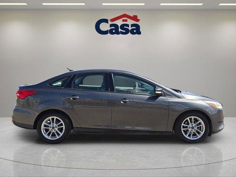 Used 2017 Ford Focus SE FWD image 2