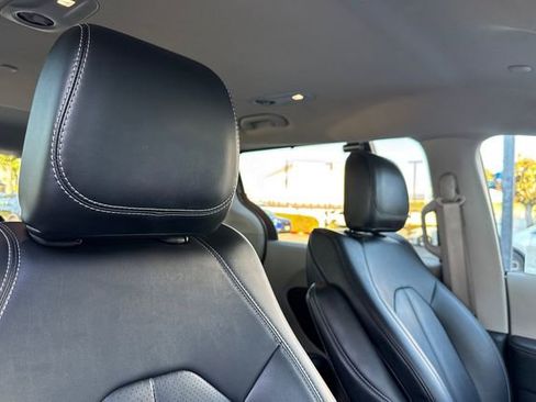 Used 2024 Chrysler Pacifica Touring-L image 21
