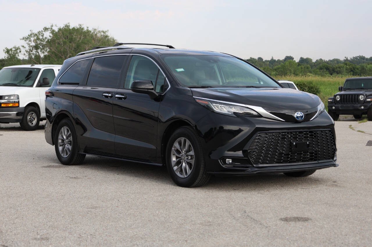 Used 2023 Toyota Sienna XLE FWD image 4