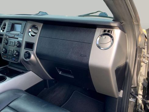 Used 2016 Ford Expedition XLT w/ Equipment Group 201A RWD image 18