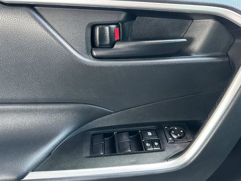 Used 2021 Toyota RAV4 LE image 11