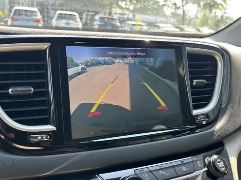 Used 2024 Chrysler Pacifica Touring-L FWD image 19