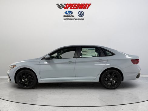 Certified 2025 Volkswagen Jetta SE image 4