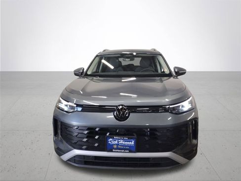 New 2025 Volkswagen Tiguan SE image 3