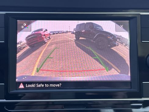 Used 2024 Volkswagen Jetta SE w/ Panoramic Sunroof Package image 13