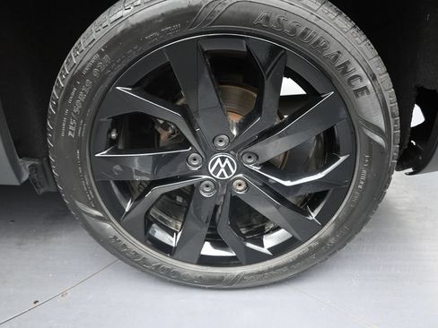 Used 2024 Volkswagen Taos SE w/ Black Wheel Package FWD image 10