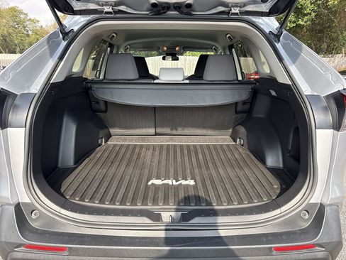 Used 2020 Toyota RAV4 XLE image 28