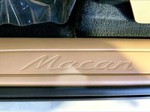 Certified 2026 Porsche Macan AWD/4WD image 19