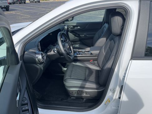 Used 2026 Chevrolet Equinox LT w/ Convenience Package II image 9