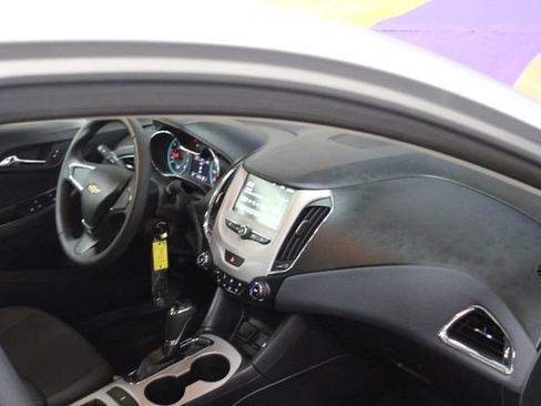 Used 2018 Chevrolet Cruze LS FWD image 12