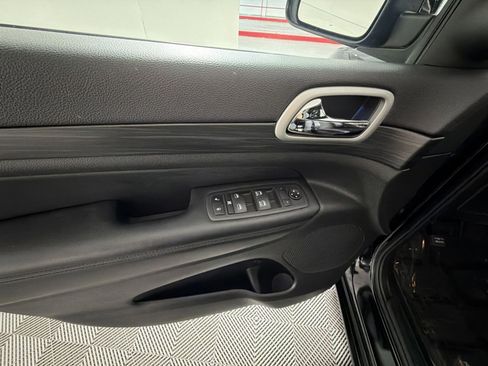 Used 2022 Jeep Grand Cherokee Laredo X image 15