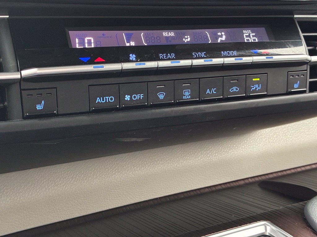Used 2023 Toyota Sienna XLE FWD image 20