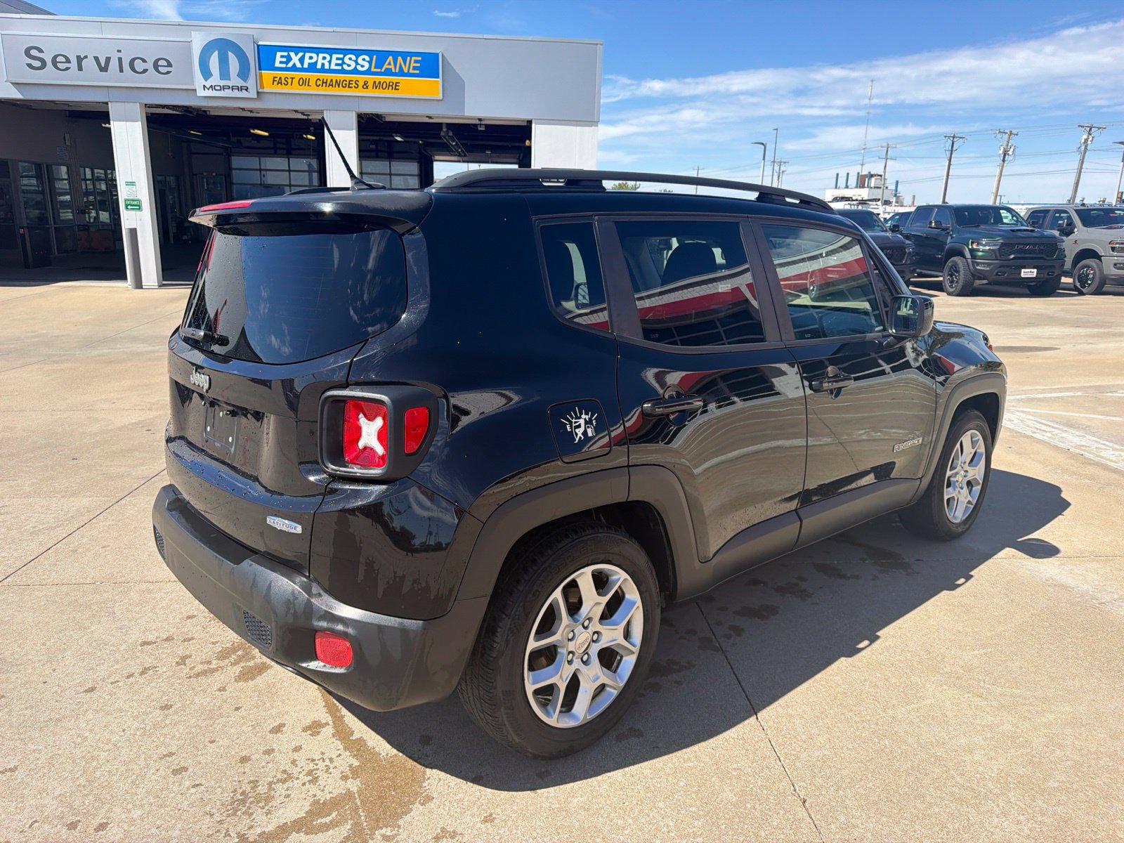 Used 2017 Jeep Renegade Latitude FWD image 5