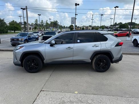 Used 2022 Toyota RAV4 XLE FWD image 9
