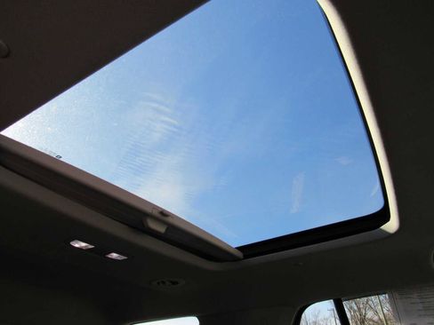 Used 2021 Chevrolet Traverse RS image 26