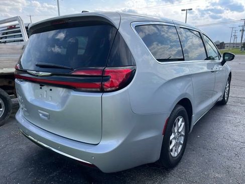 Used 2026 Chrysler Pacifica Select FWD image 2