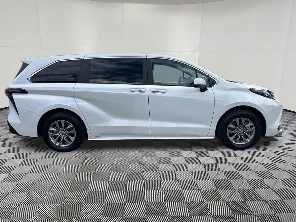 Used 2025 Toyota Sienna XLE AWD/4WD image 10