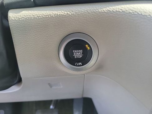 Used 2023 Chrysler Pacifica Touring-L FWD image 27
