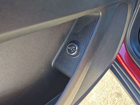 Used 2023 Chevrolet Traverse LT image 11