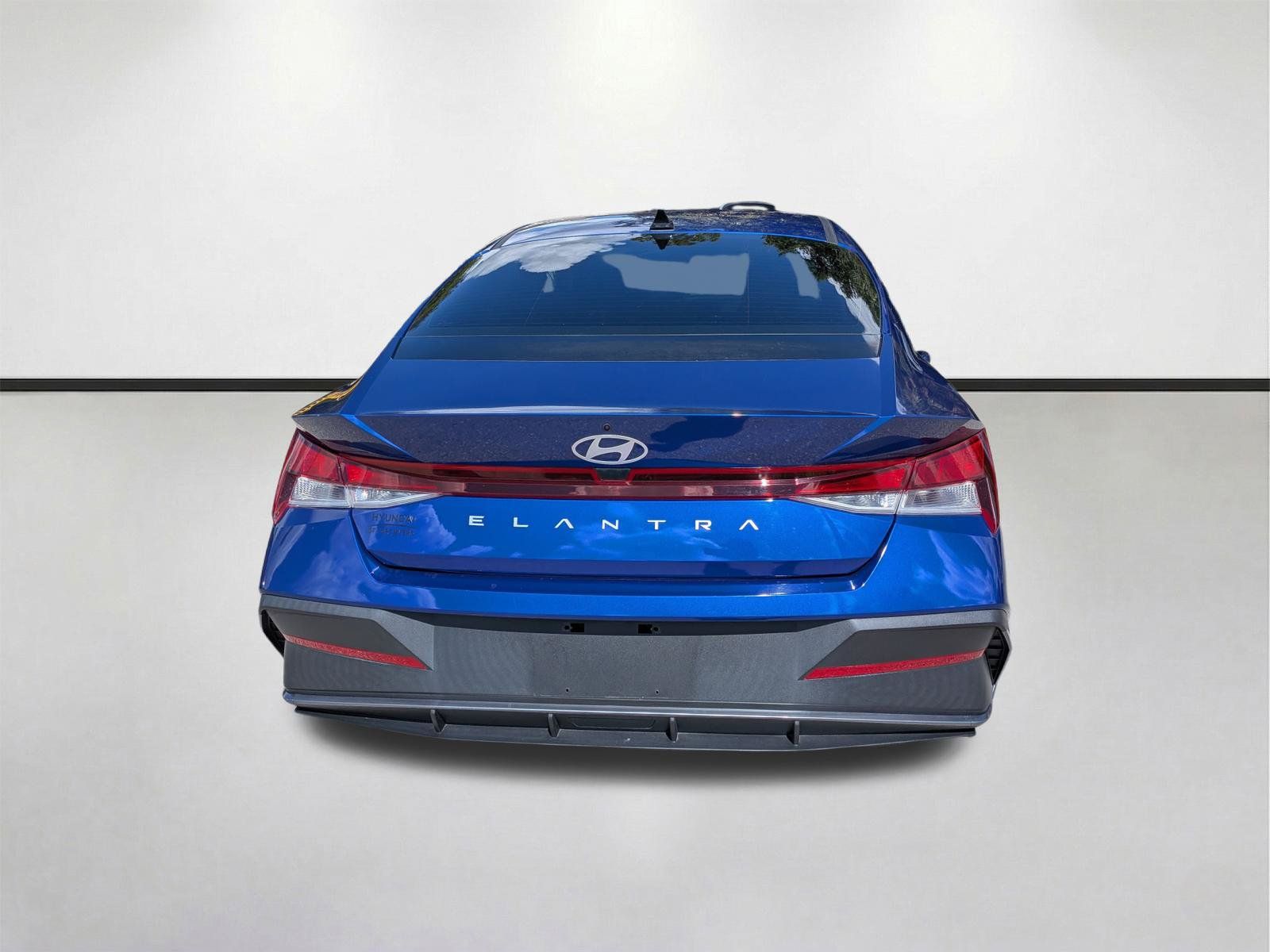 Used 2024 Hyundai Elantra SE FWD image 5