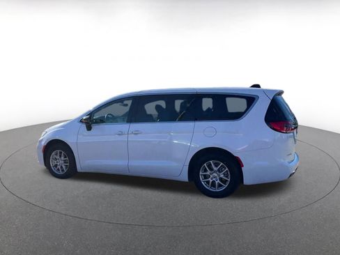 Used 2025 Chrysler Pacifica Select image 9