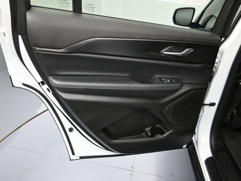 New 2025 Jeep Grand Cherokee L Laredo image 24