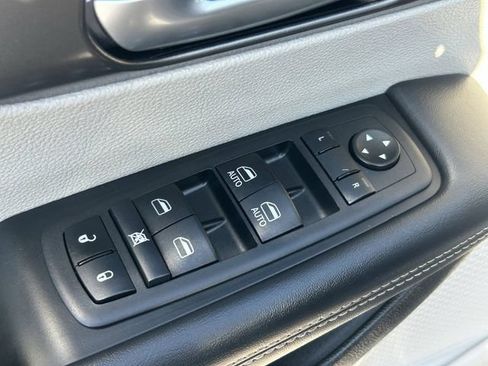 Used 2024 Chrysler Pacifica Touring-L FWD image 23