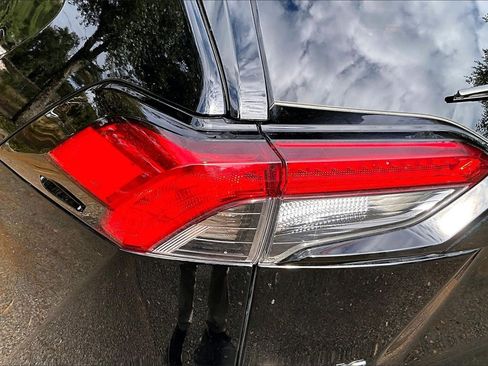 Used 2021 Toyota RAV4 XLE Premium image 20