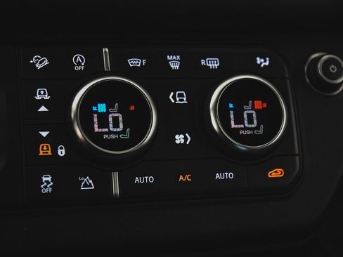 Used 2024 Land Rover Defender 130 X AWD/4WD image 31