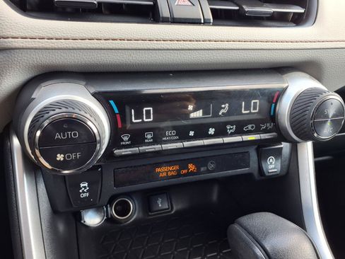 Used 2020 Toyota RAV4 XLE AWD/4WD image 7