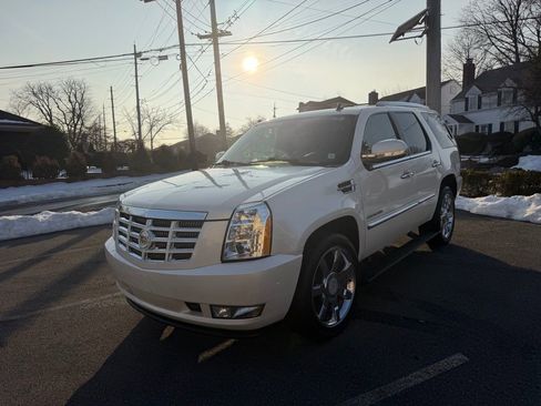 Used 2011 Cadillac Escalade Premium image 3