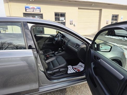 Used 2017 Volkswagen Jetta SE image 24
