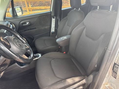 Used 2016 Jeep Renegade Latitude FWD image 13