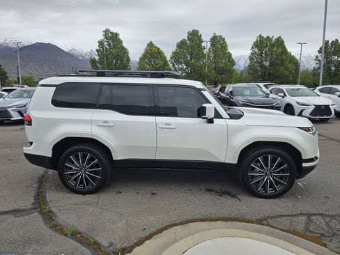 Used 2024 Lexus GX 550 w/ Accessory Package (31) AWD/4WD image 4