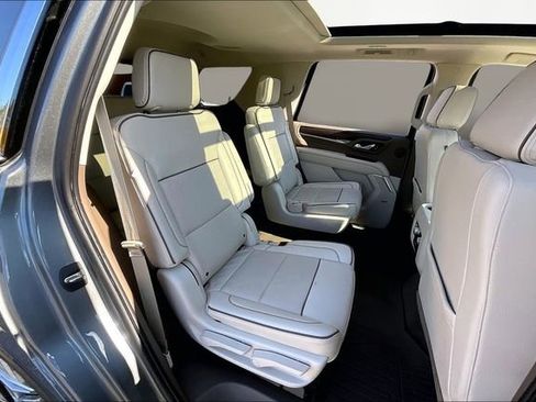 Used 2021 GMC Yukon Denali w/ Denali Premium Package image 17