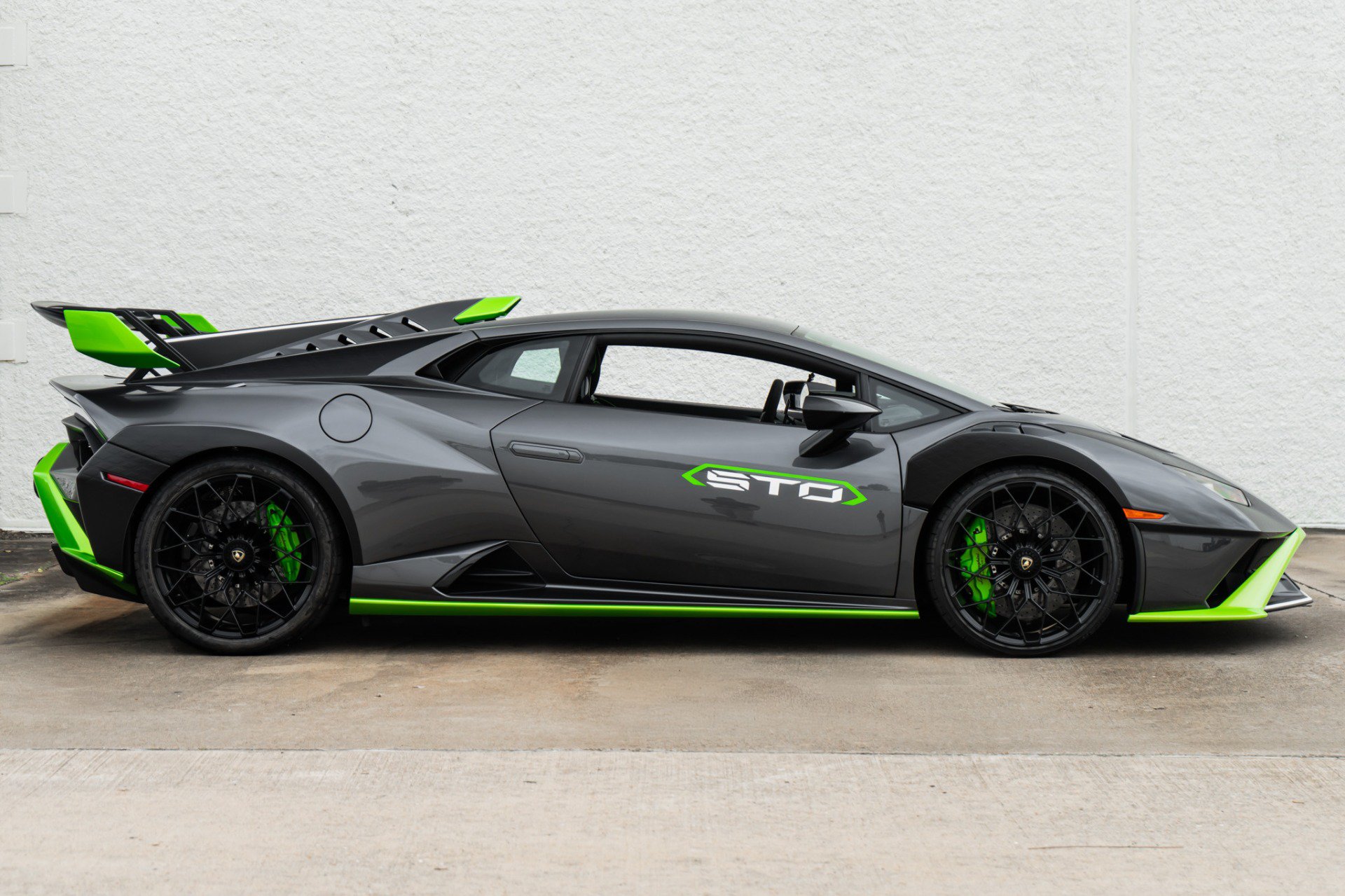 Used 2021 Lamborghini Huracan STO RWD image 3