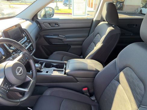 Used 2024 Nissan Pathfinder SV image 15