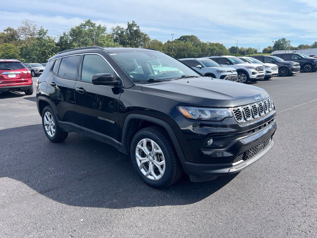 Used 2024 Jeep Compass Latitude AWD/4WD image 2