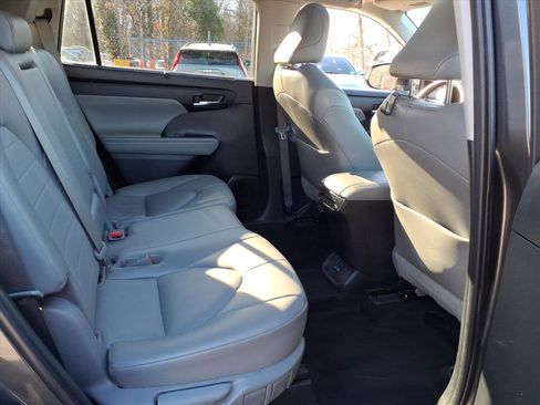 Certified 2022 Toyota Highlander XLE image 8