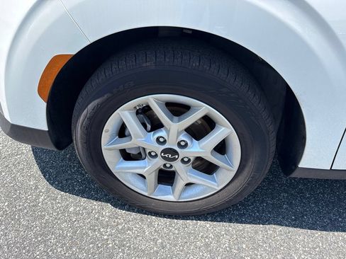 Used 2025 Kia Soul LX w/ LX Technology Package FWD image 12