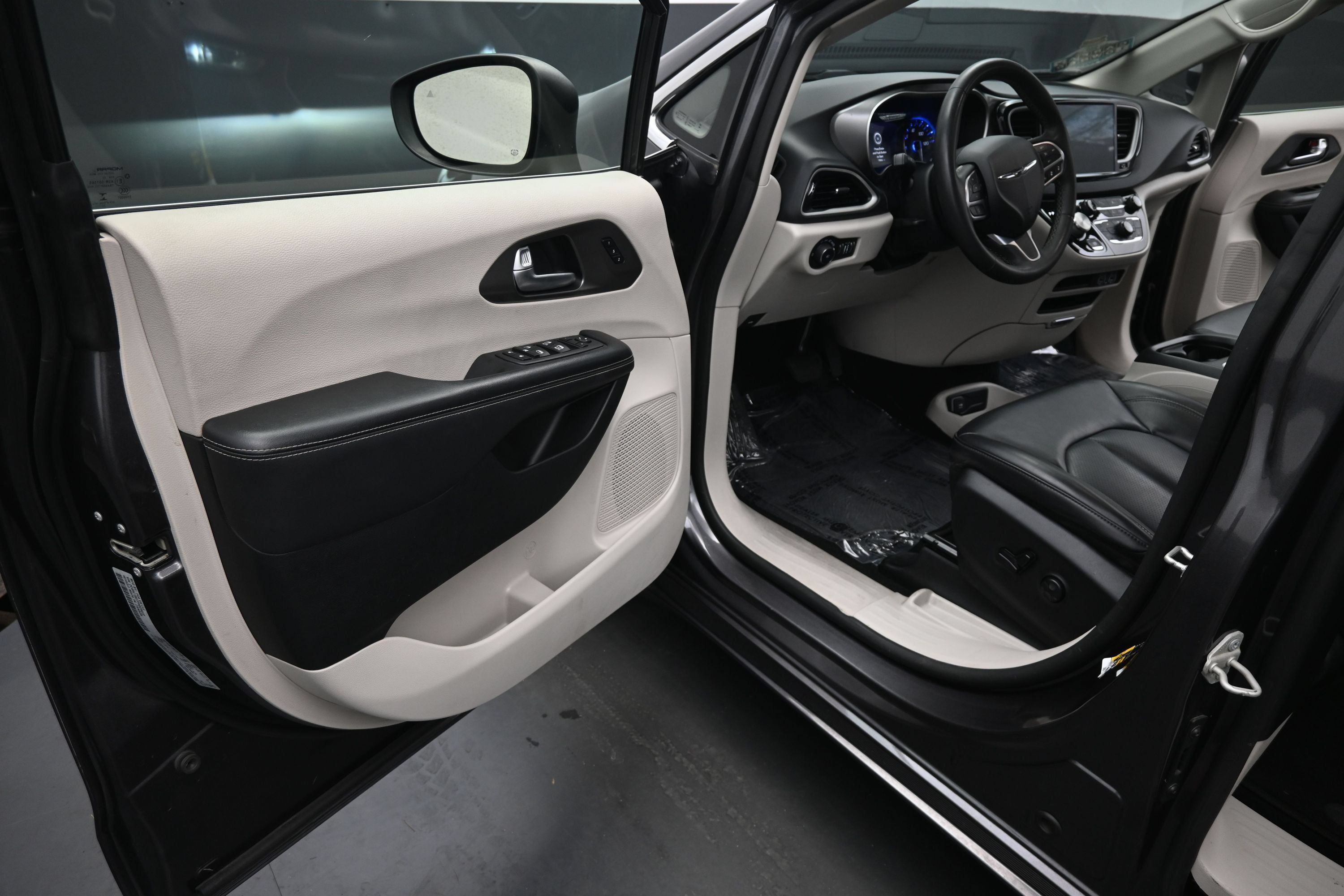 Used 2023 Chrysler Pacifica Touring-L FWD image 16