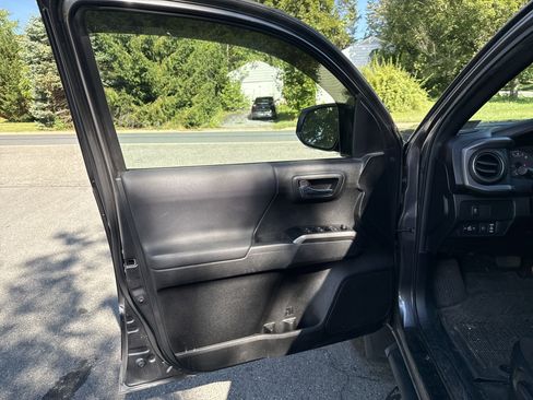 Used 2022 Toyota Tacoma TRD Off-Road w/ Technology Package image 14