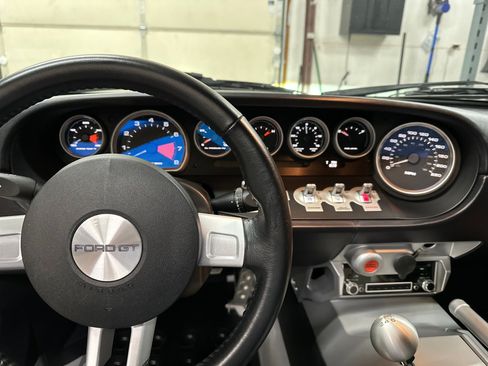 Used 2005 Ford GT RWD image 23