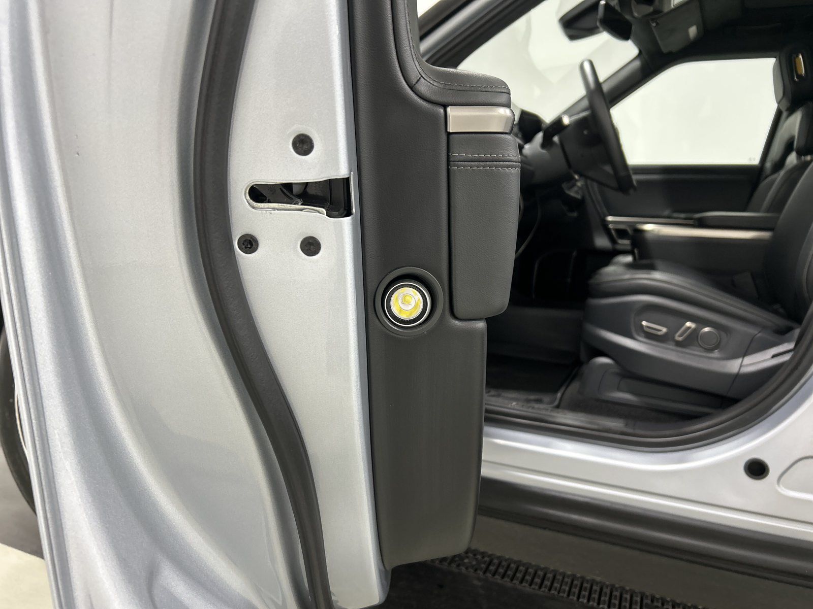 Used 2022 Rivian R1T Adventure AWD/4WD image 30