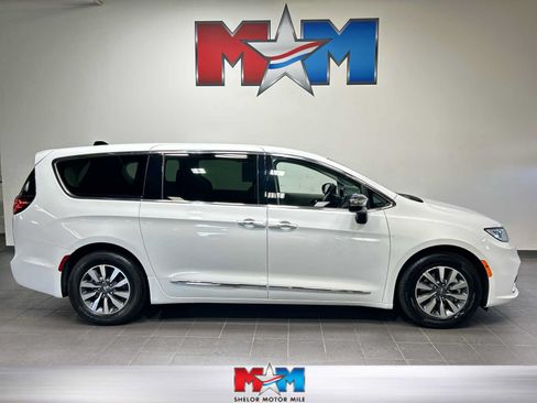 Used 2023 Chrysler Pacifica Limited FWD image 1