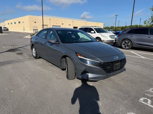 Used 2023 Hyundai Elantra SE w/ Preferred Accessory Package FWD image 3