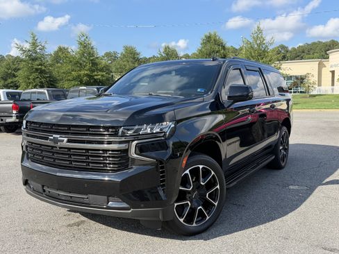 Used 2022 Chevrolet Suburban RST w/ Luxury Package RWD image 2