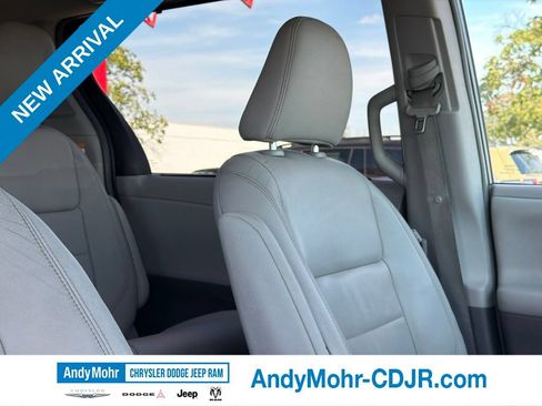 Used 2015 Toyota Sienna XLE FWD image 26