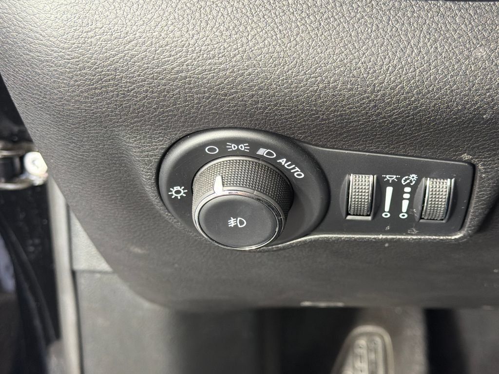 Used 2023 Jeep Compass Latitude AWD/4WD image 14