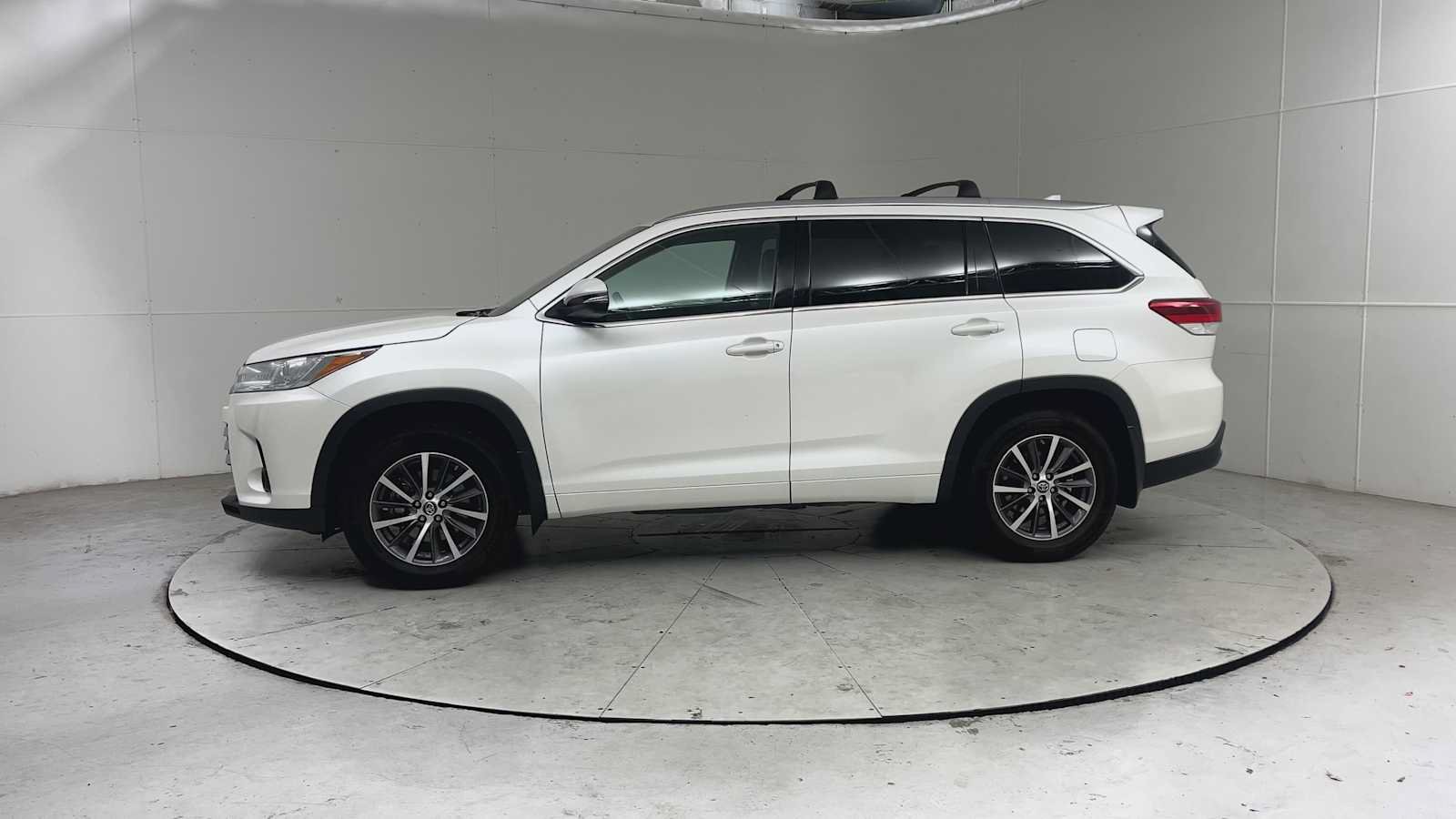 Used 2017 Toyota Highlander XLE AWD/4WD image 5